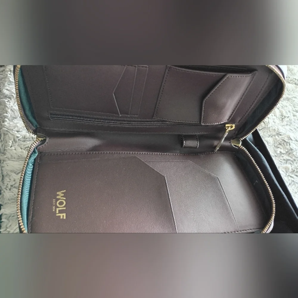 WOLF TRAVEL BAG... NEW